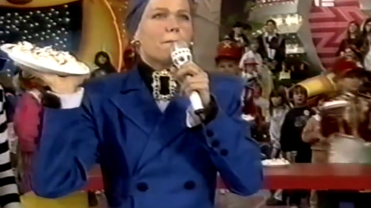 XUXA atentada faz a fiesta com muitas tortas na cara.