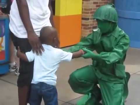 army-statue-comes-to-life-scare-prank
