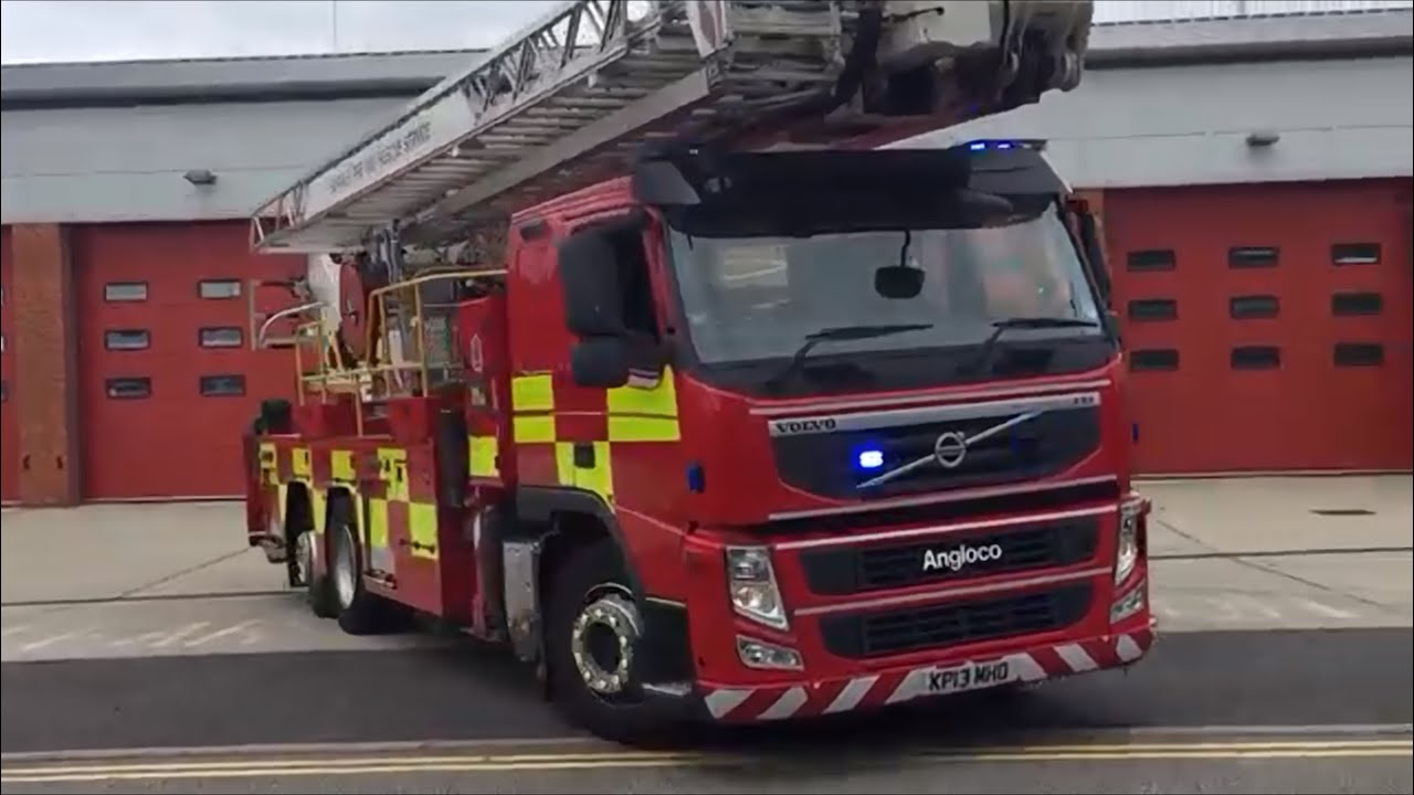 Suffolk Fire & Rescue Service Ipswich East Responding - YouTube