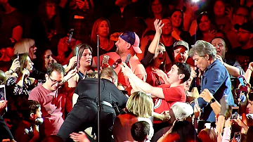 Bon Jovi Newark 2018-04-07 Bed Of Roses with Jon dancing with fan