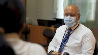 فراس أبيض طبيب نجح بكسب ثقة مفقودة بمرفق عام في لبنان بمواجهة كوفيد-19 | AFP