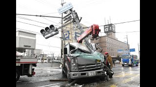 国道１号でトラックが信号に衝突　大津