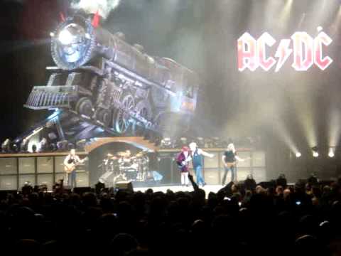 AC/DC runaway train madison square garden 11/13/08 - YouTube