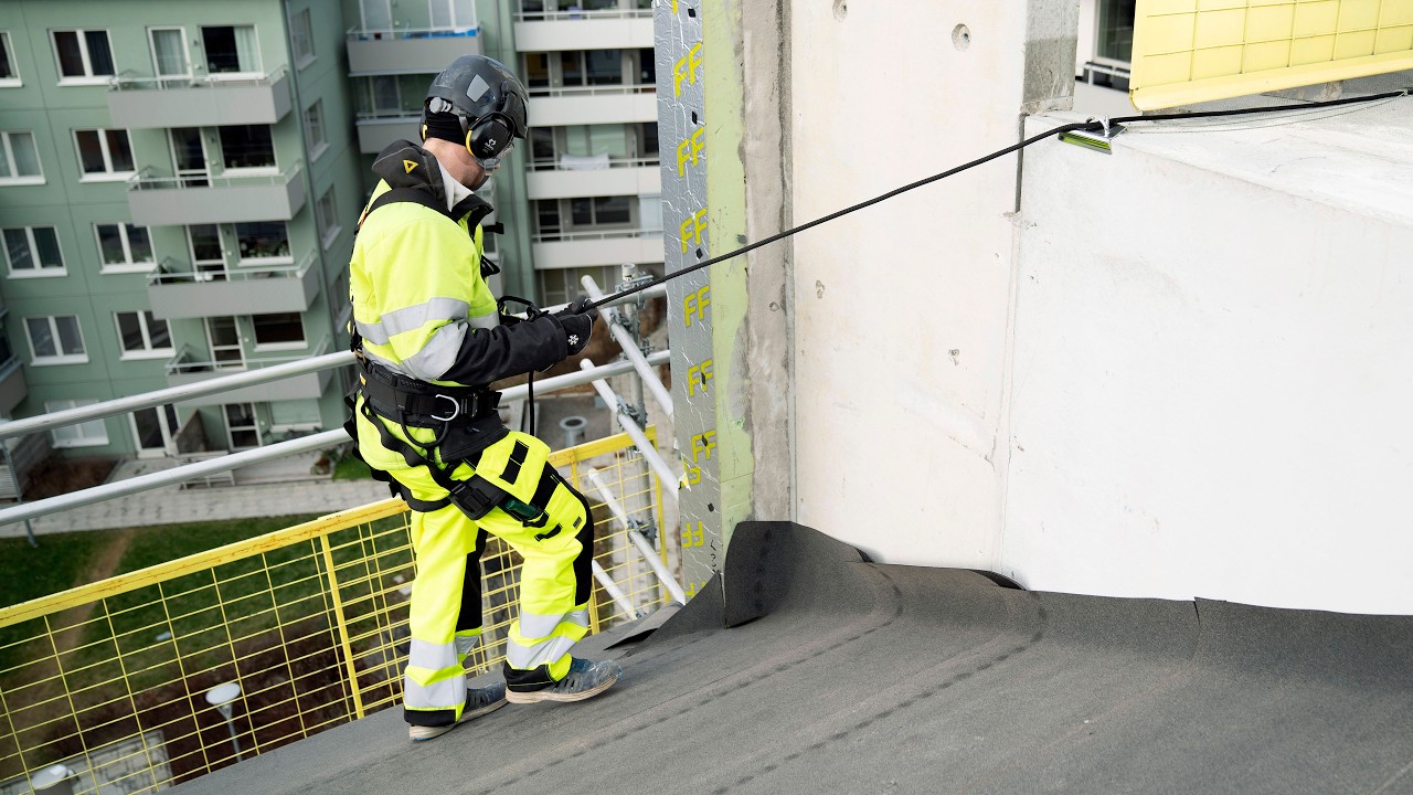 Personal fall protection kit for sloping roof work – with comfortable ...