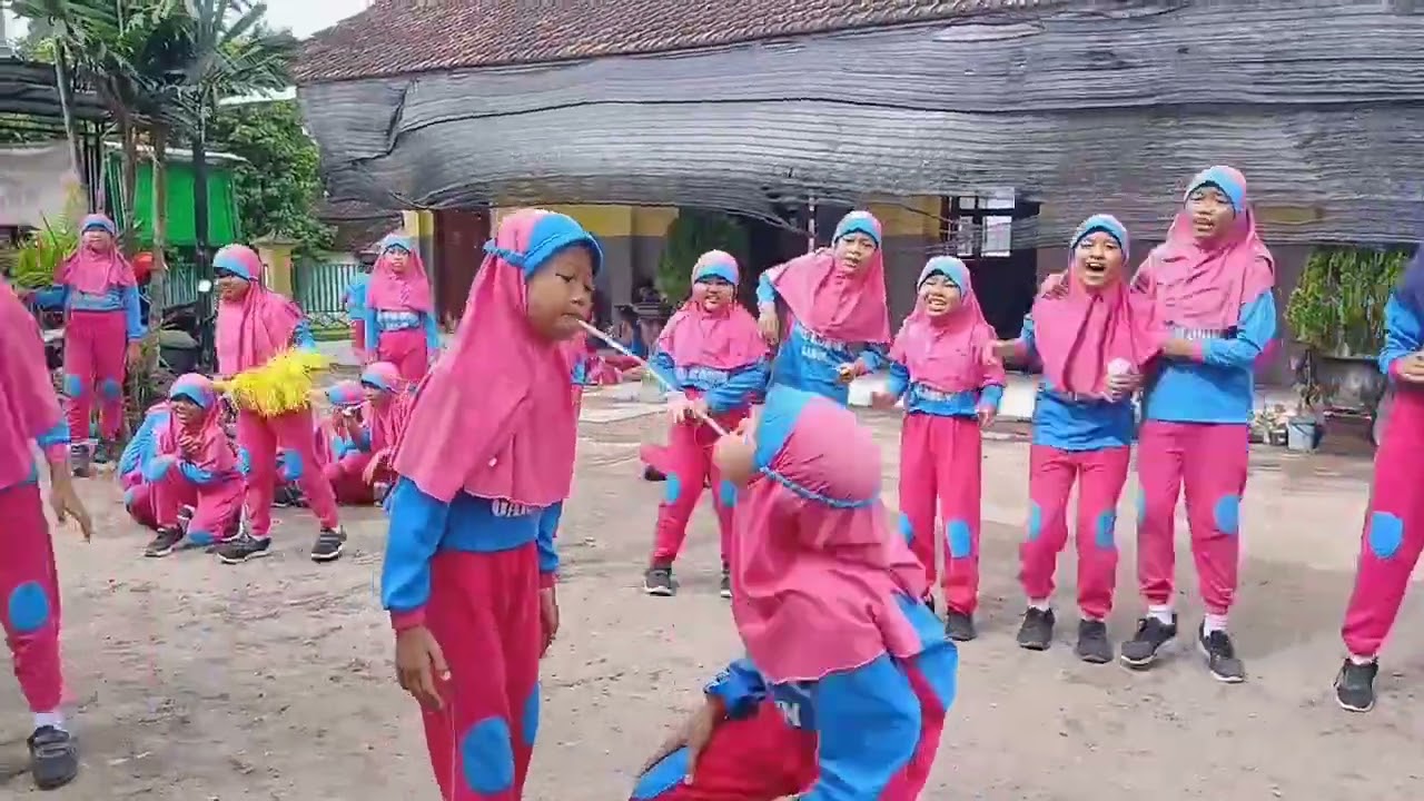 Day 3 Bermain Estafet Karet dan Balap Bakiak