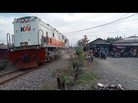gerbong datar kosongan menuju Belawan 2851F dengan lokomotif klakson