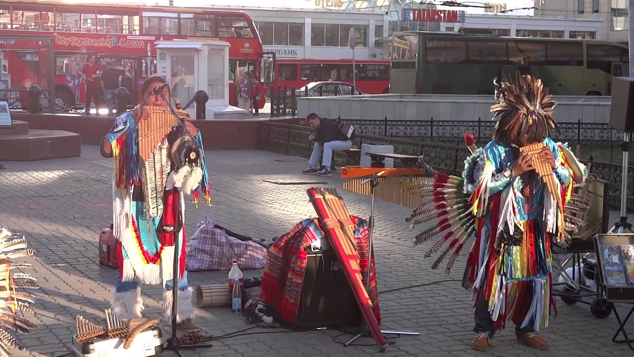 Индеец играет музыку. Индейцы на Баумана. Индейцы в Казани. Города индейцев. Индейцы на улицах Москвы.
