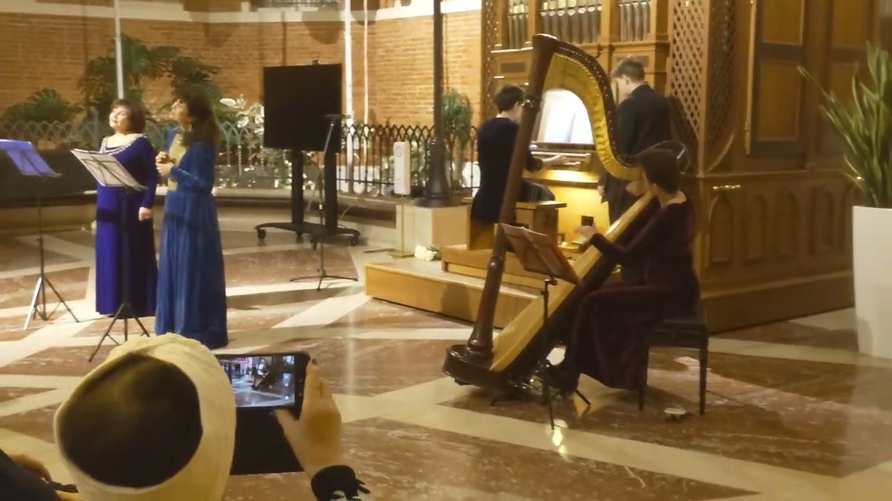 Traditional Swedish song - Gröne Lunden (sopranos, harp, organ)