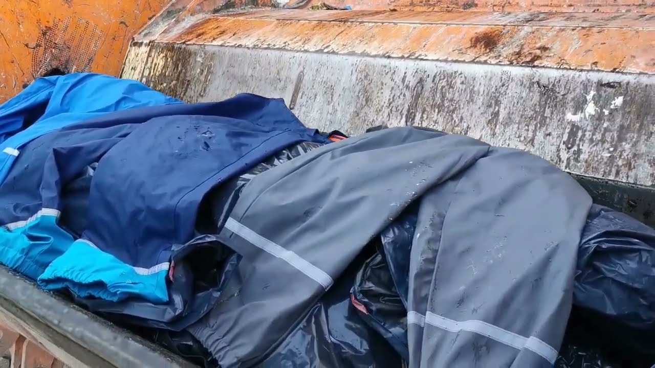 Altkleider / Matschhosen im Müllfahrzeug gepresst und vernichtet
