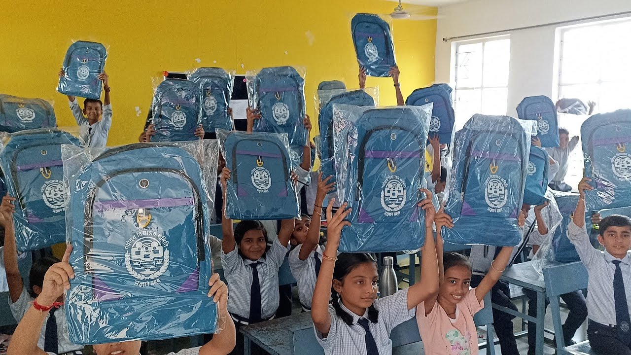  नन्हें सितारों की खुशियां छूलेती आसमान//Navodaya vidyalaya//🎒🖋️✏️ distribution.. 🎒🎒