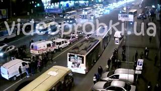Масштабное ДТП на бульваре Перова в Киеве, разбито 6 машин(Видео с камеры http://videoprobki.ua/camera/8-bulvar-perova-ulitsa-suleimana-stalskogo Масштабное ДТП с 6 авто произошло вчера в 17:31 на глаза..., 2015-10-31T10:31:08.000Z)