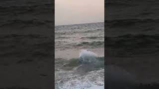 Uffan maarti lehron par dhalta hua suraj, jaise har boond mein sona ghul gaya ho…#love #youtubefeed