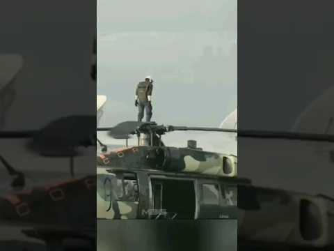 شخص راكب على مروحة طائرة الهيلوكبتر Shorts Videoshorts Short