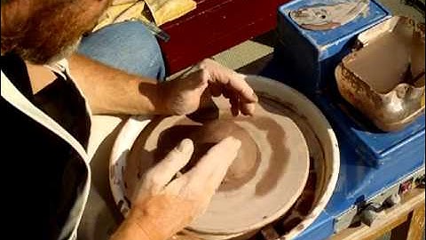 SIMON LEACH POTTERY - Tips on how to center clay on the potter
