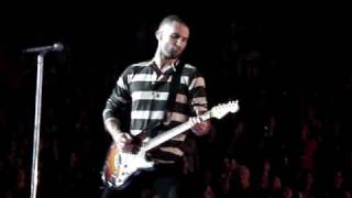 maroon 5 - white stripes icky thump riff  -san diego 11/9/07