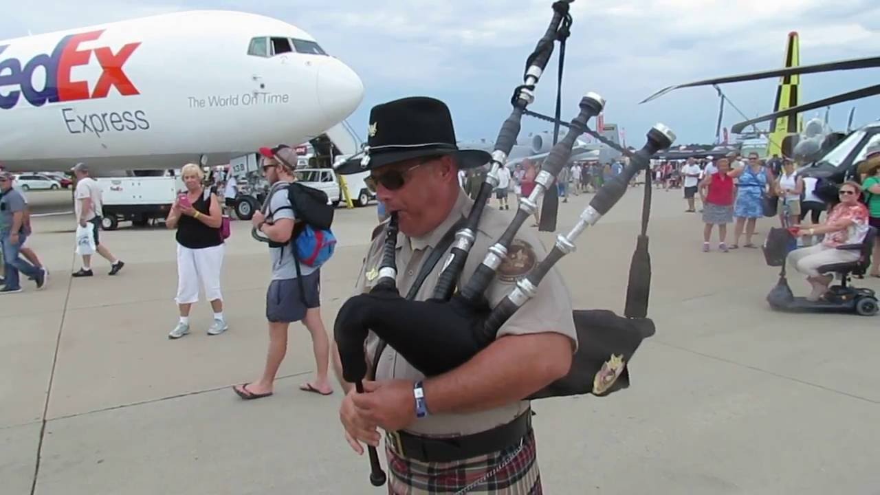 Spontaneous bagpipe performance at OSHKOSH 2016 YouTube