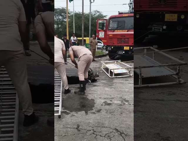 चंडीगढ़ में बारिश के बाद सेक्टर 47-48 के ट्रैफिक सिग्नल के धंसा सड़क का एक हिस्सा