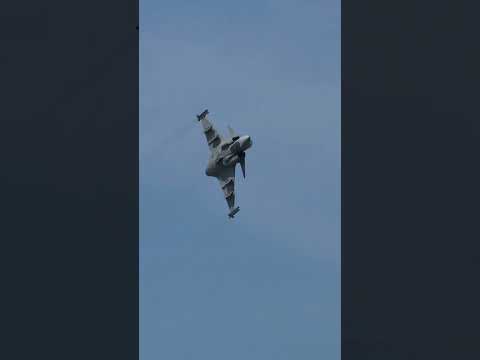     مقاتلة جريبن السويدية استعراض جوي مذهل في السماء 
