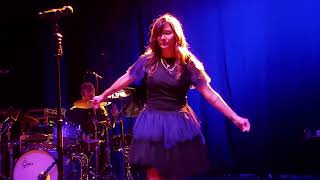 Famous Natalie Imbruglia "Leave me alone" London 2022 Wealth