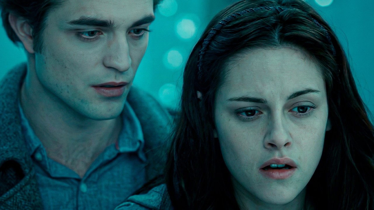 Garoto mais popular da escola se apaixona por uma simples garota, mas ela descobre que é um vampiro