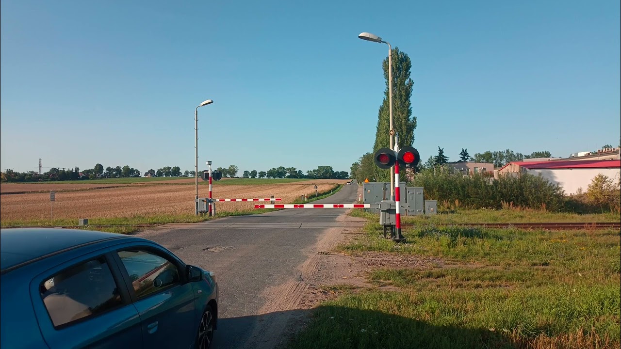 [4K + ze statywem] Przejazd kolejowy Ząbkowice Śląskie ulica Cukrownicza