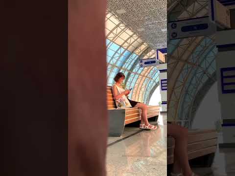 УВИДЕЛ ГРУСТНУЮ ДЕВУШКУ