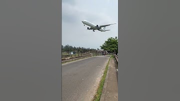 Pesawat Boeing 777 Cathai Pacific Landing Runway 07L Bandara Sorkarno-Hatta Jakarta