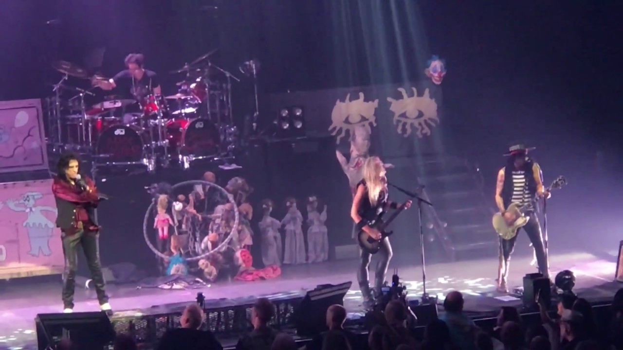 alice-cooper-nita-strauss-guitar-solo-poison-live-las-vegas-2018