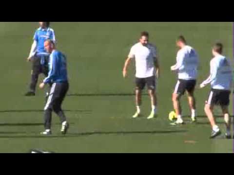 Xabi Alonso Zidane'a bacak arası attı