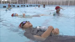 ラッコのように”浮いて待て”　水の事故から子どもを守る　夏を前に小学生が訓練　ポイントは体の力を抜いてあごを上げる　