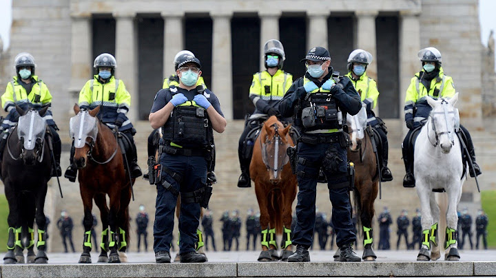 Vic Police mobilise in numbers to confront violent protesters