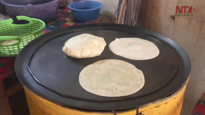 Así se preparan las tortillas de maíz en comal de barro con leña.  #tortillasdemaiz #oaxaca 
