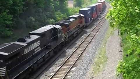 BNSF train Q-FTMNSA with a freshly painted NS C40-9