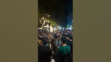 🇻🇳 Navigating Hanoi’s Old Quarter at Night: Stumbling Upon a Live Vietnamese Sing-Along! 🎶