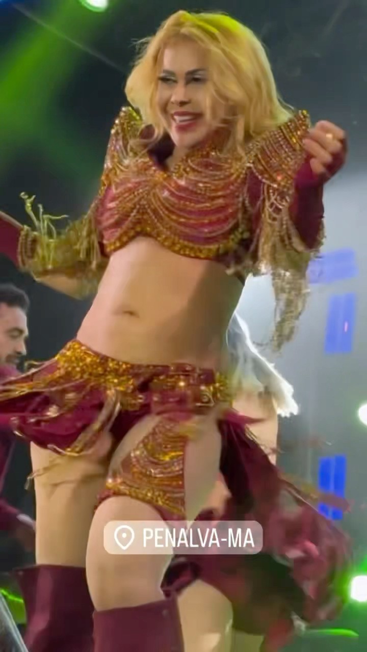 Joelma apareceu lindamente em show