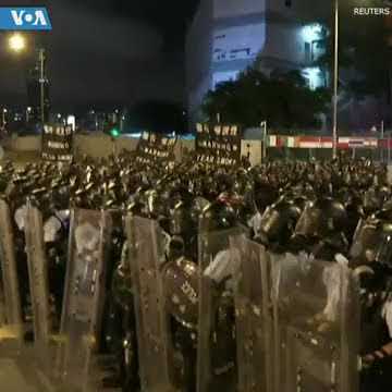 香港立法会大楼外面的防暴警察向示威者投掷催泪弹