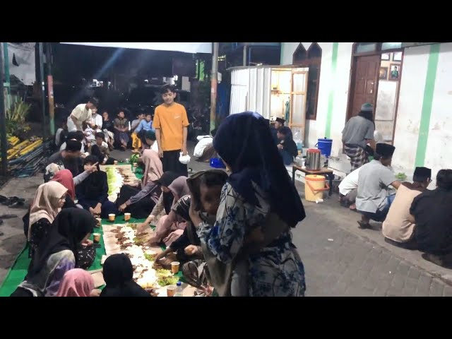 Santri Ndalan Nusantara Bakar Sate Daging Qurban class=