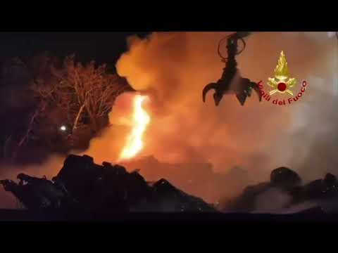 Video Incendio a Bollate, intervento di 60 vigili del fuoco in una ditta di rifiuti