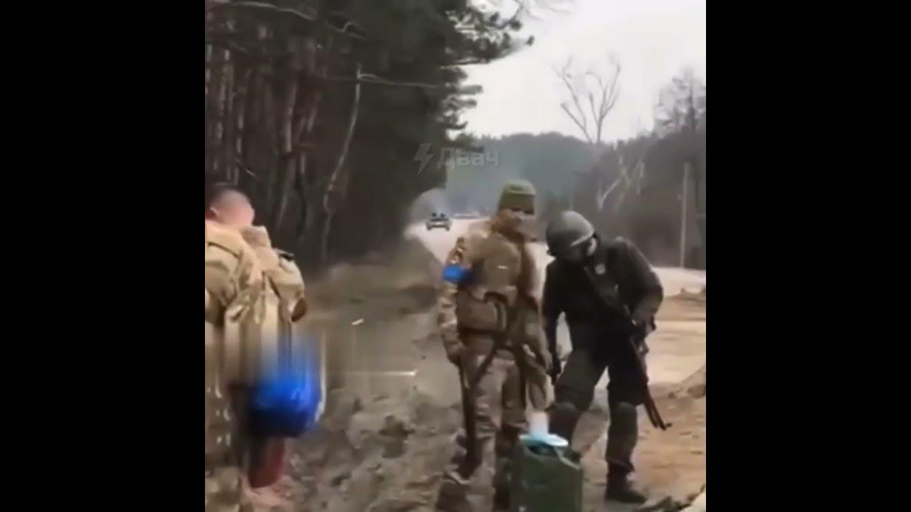 Видео расстрела украинцев. Танк в упор выстрелил в ВСУ. Танк выстрелил в упор по группе солдат ВСУ. Выстрел из танка в упор по ВСУ.