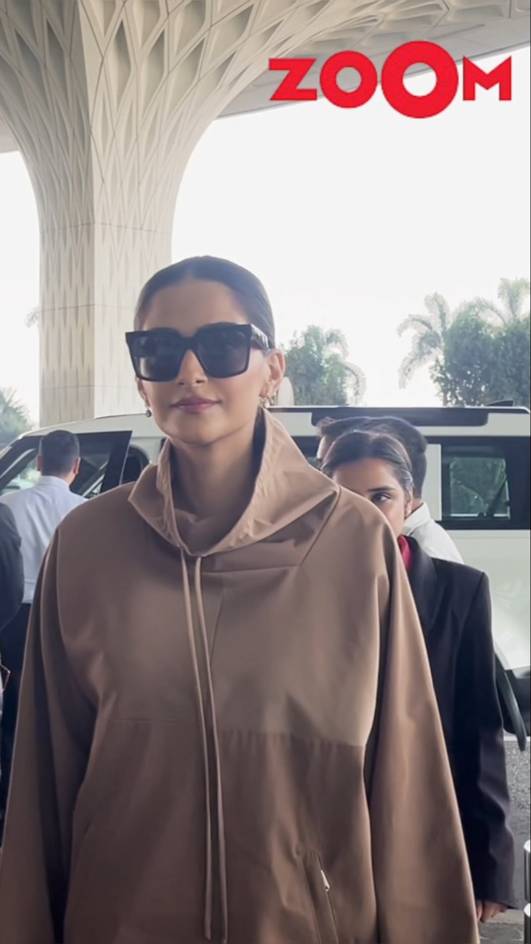 Sonam Kapoor SLAYS monochrome comfy airport look as she wishes 'Happy Holi' #sonamkapoor #shorts
