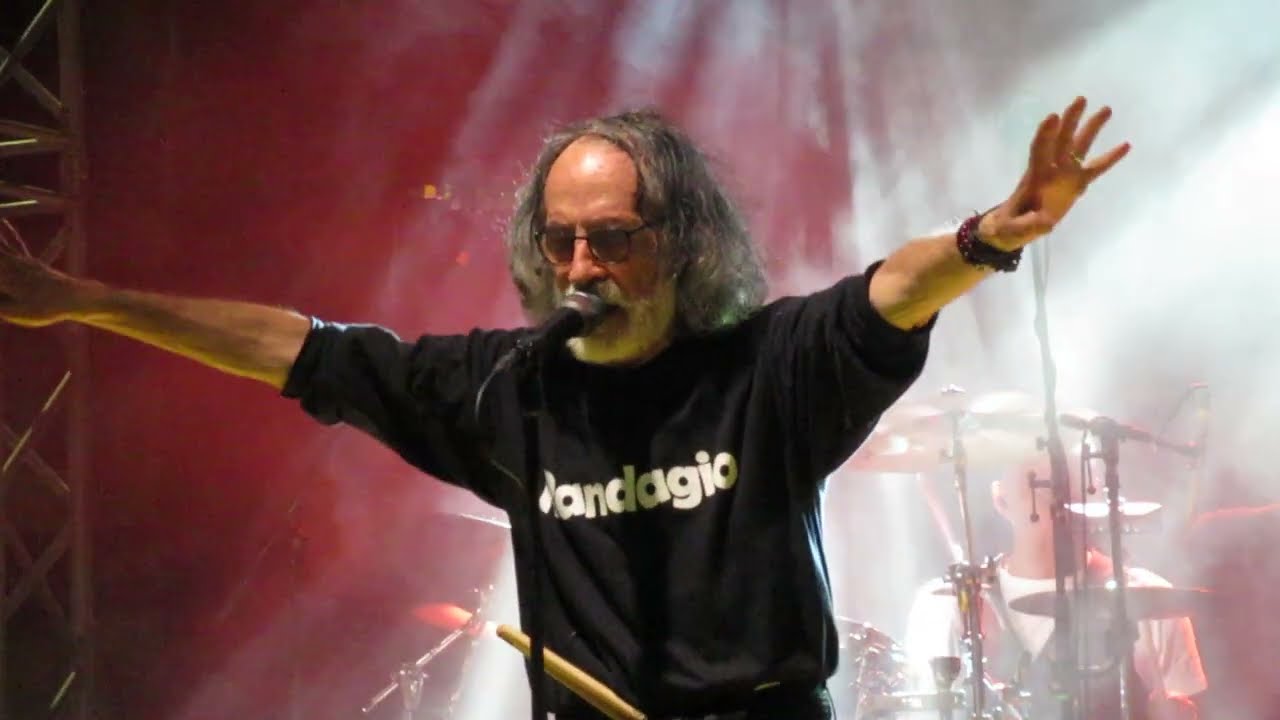 PFM (Premiata Forneria Marconi) suonano e cantano 