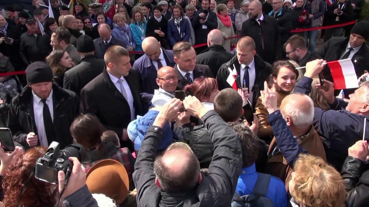 PREZYDENT ODWIEDZA CMENTARZ W SIEKIERKACH