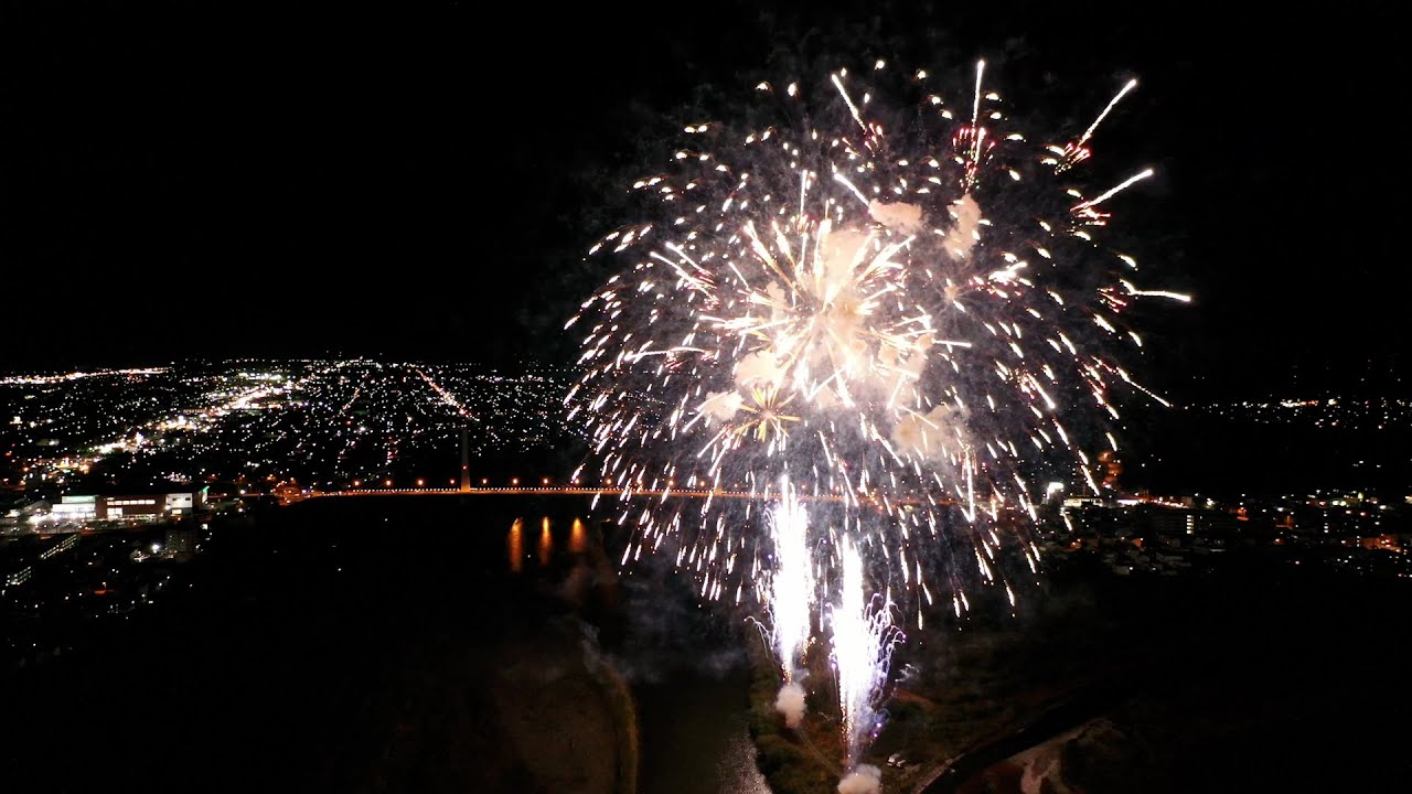 秋の夜空に300発 十勝川河川敷で勝毎サプライズ花火 Youtube 秋の夜空に300発 十勝川河川敷で勝毎サプライズ花火 Youtube