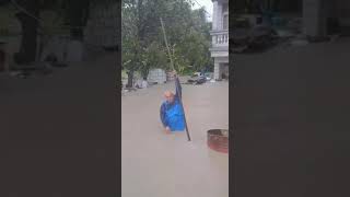 台南關廟民宅1樓淹沒 男子撐竹竿出門