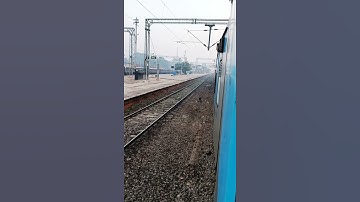 LJN NDLS #tejasexpress  overtaking LKO NDLS Gomti Express at UNNAO JN