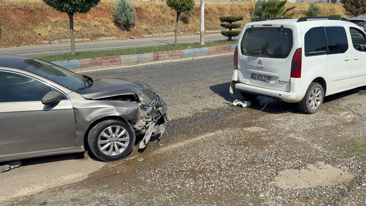 Kahta girişindeki kazada iki araçta maddi hasar oluştu