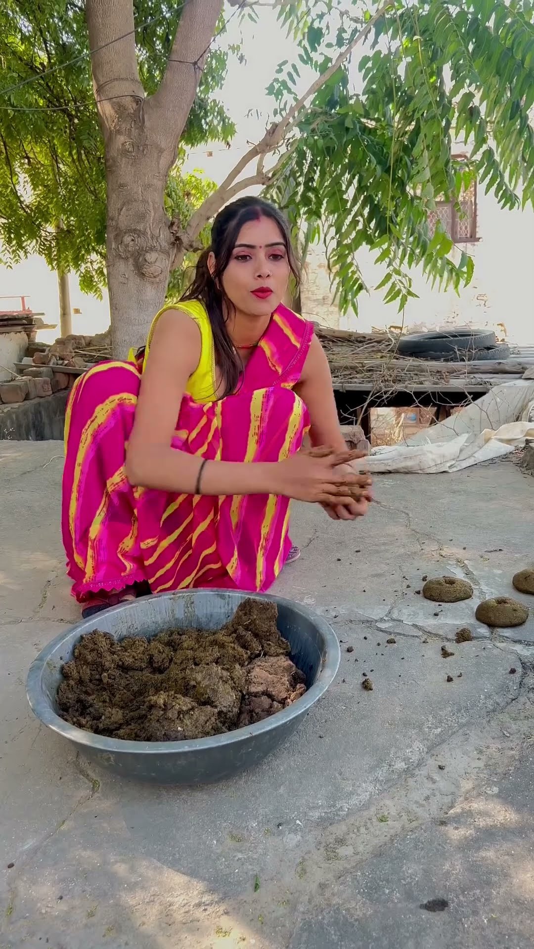 बिड कल्ले बना रही हू #shorts #meenu #trending #ytshorts
