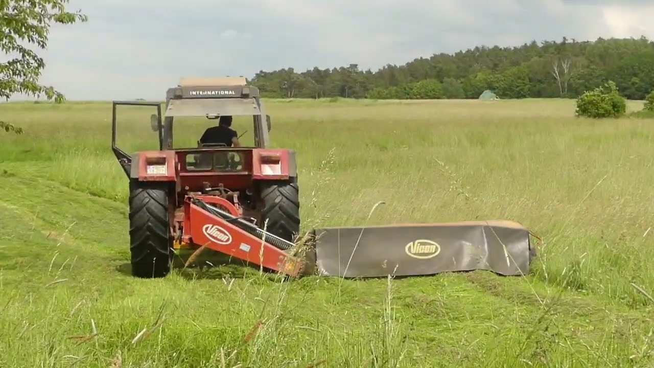IHC 1055 Mähen mit Front und Heck Kombi