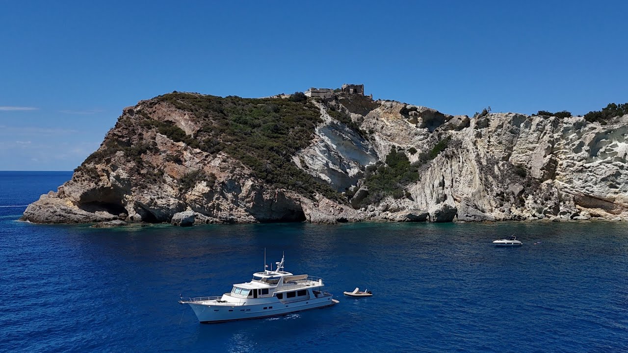 Действующий вулкан Стромболи на борту прогулочного судна Explorer Fleming 85 «Фрейя».