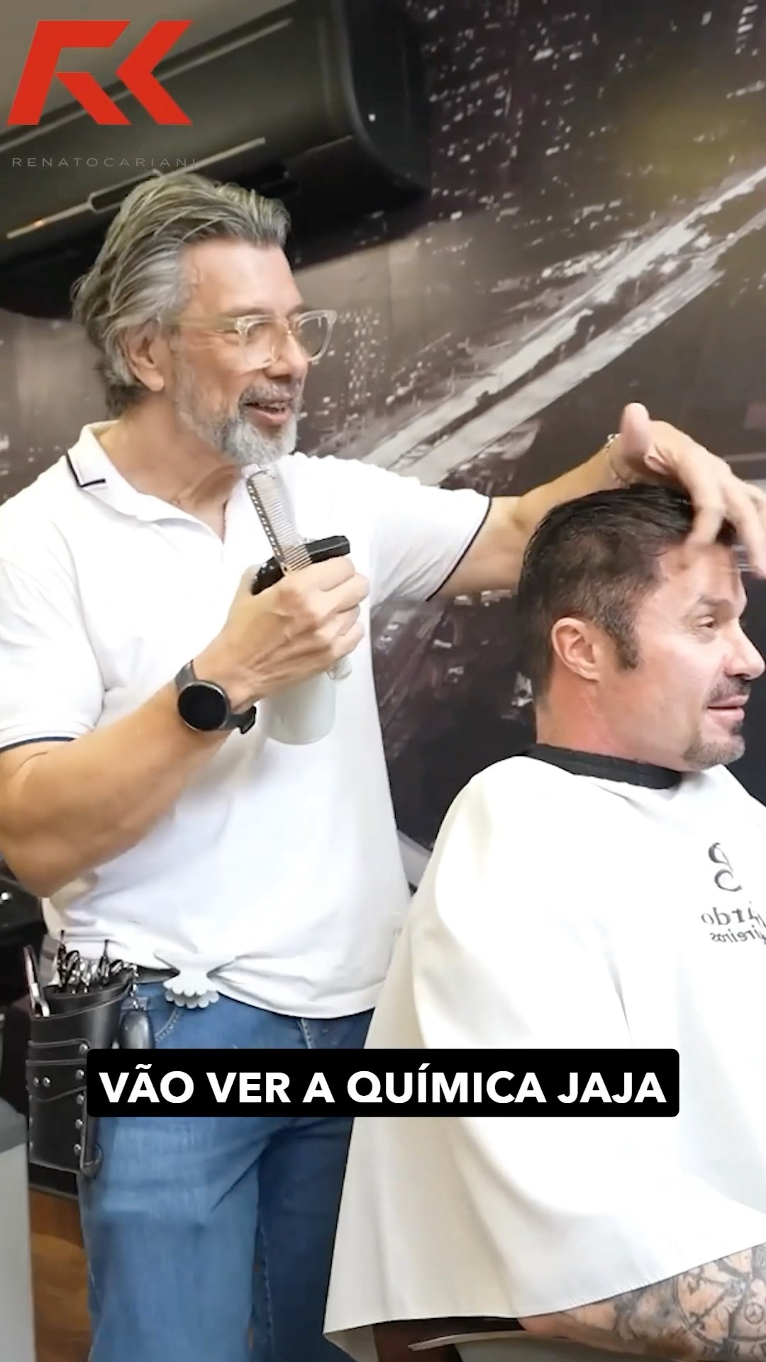 ESSE É O SEGREDO DO CABELO DO CARIANI! ? #renatocariani #juliobalestrin #toguro #cabeleleiro #meme